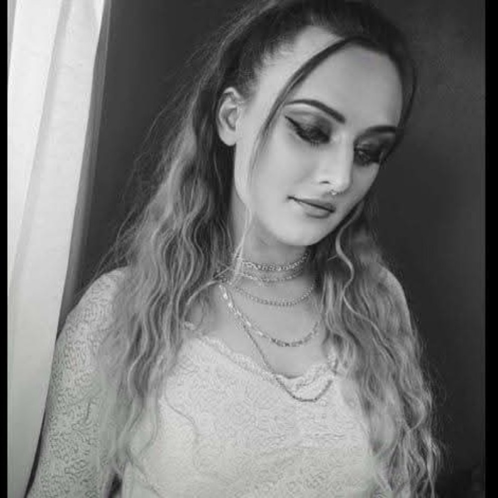 Meet your Posher, Larissa